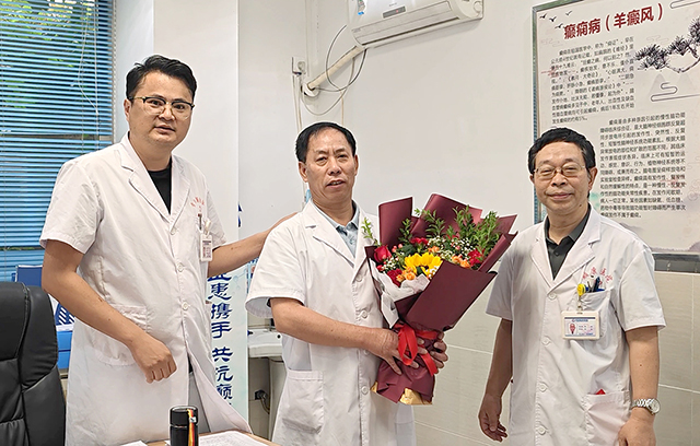 中国医师节 | 颠康医院暖心行动:“红包+鲜花”传递祝福与关怀!