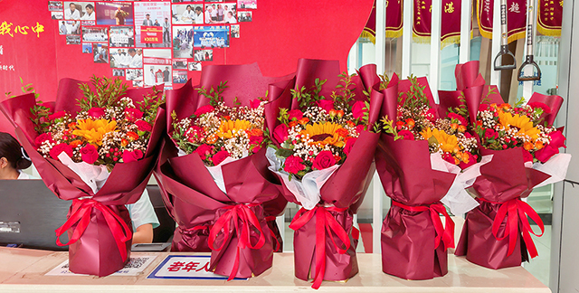 中国医师节 | 颠康医院暖心行动:“红包+鲜花”传递祝福与关怀!