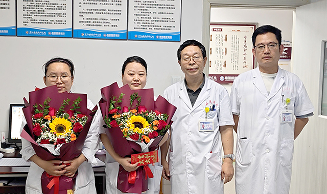 中国医师节 | 颠康医院暖心行动:“红包+鲜花”传递祝福与关怀!