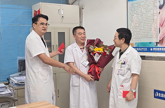 中国医师节 | 颠康医院暖心行动:“红包+鲜花”传递祝福与关怀!