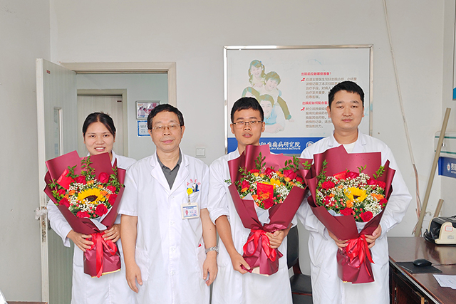 中国医师节 | 颠康医院暖心行动:“红包+鲜花”传递祝福与关怀!