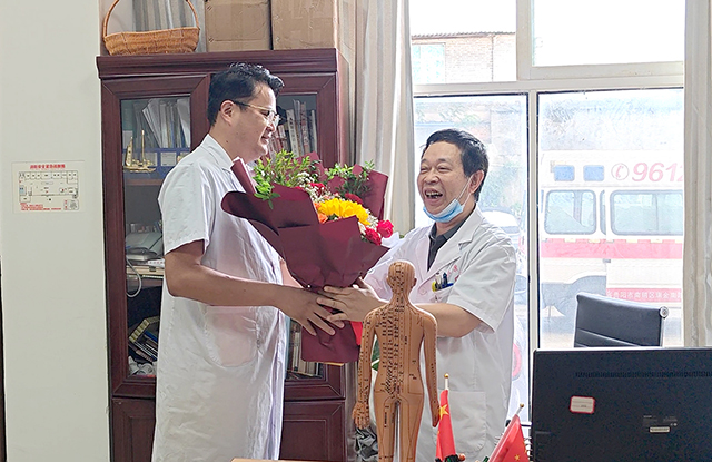 中国医师节 | 颠康医院暖心行动:“红包+鲜花”传递祝福与关怀!